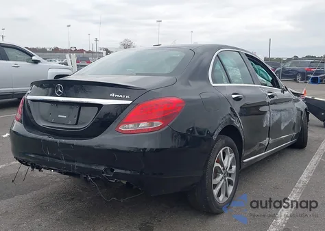 2018 Mercedes-Benz C 300 4Matic z USA, uszkodzony, nr VIN 55SWF4KB8JU257360